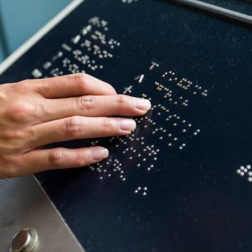 Braillova pisava izdelana s strojem ISx000