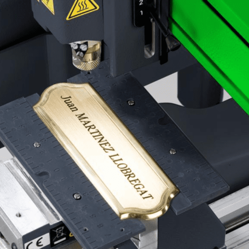 Graviranje imenske ploščice z M40