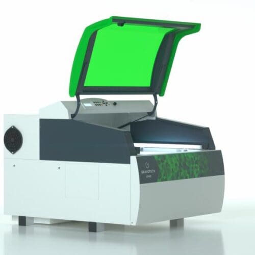 Gravirni stroj LS900 z odprtim pokrovom