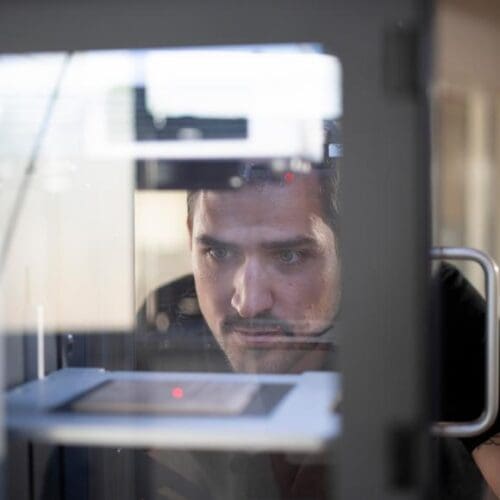 Kupec lahko v živo spremlja kako naprava WELASE personalizira izdelek