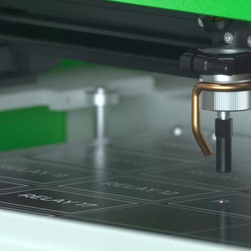 Laserski gravirni stroj LS100 med graviranjem napisov