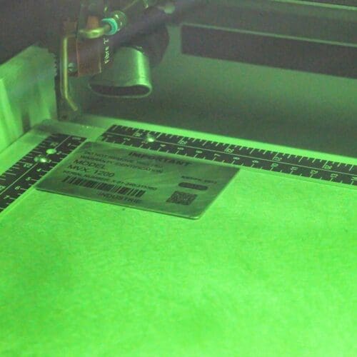 Markiranje kovinskih ploščic z markirnim strojem LS900