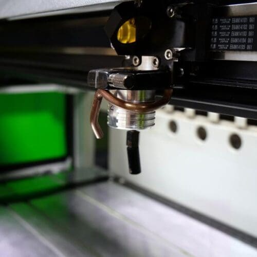 Notranjost laserske gravirne naprave LS100