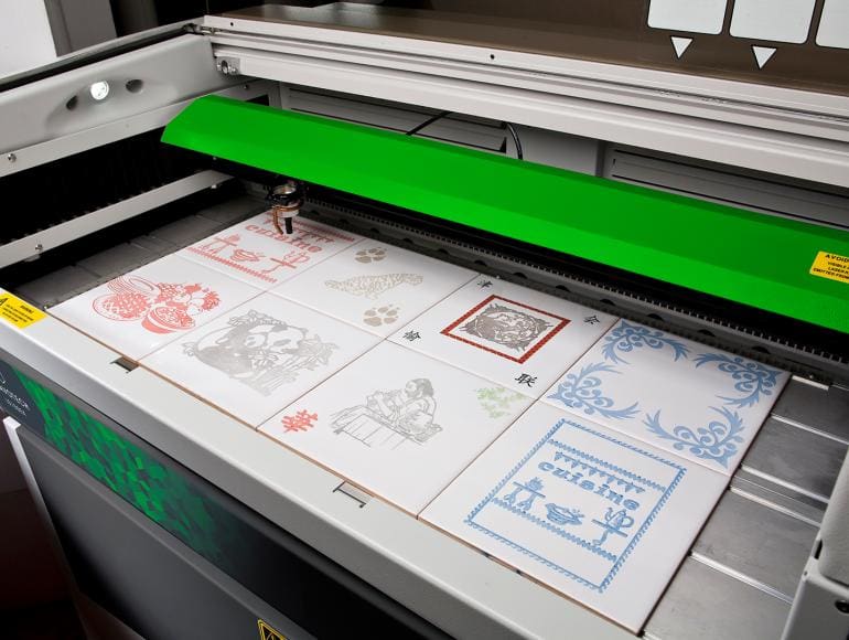 Označevanje ploščic z gravirnim strojem LS100EX