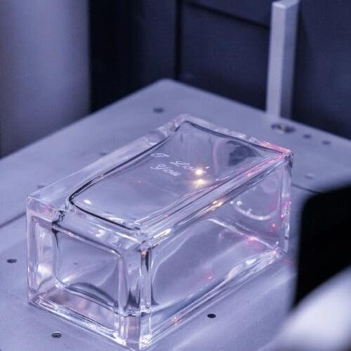 Personalizacija stekleničke parfuma z napravo WELASE