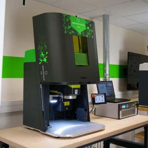 gravirna naprava LW2 z odprtim zaščitnim pokrovom ohišja