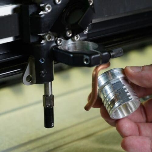 Montaža leče na lasersko napravo