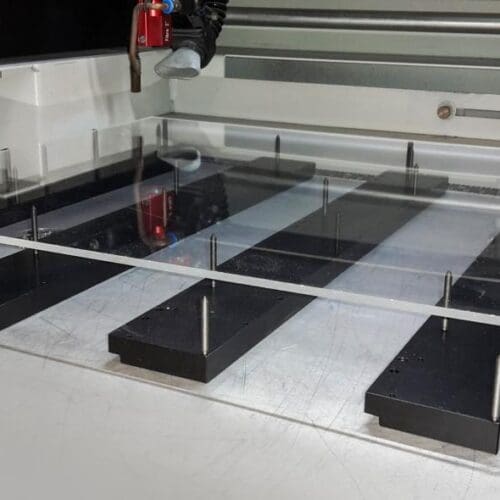 Podlaga s palicami za laserske gravirne naprave