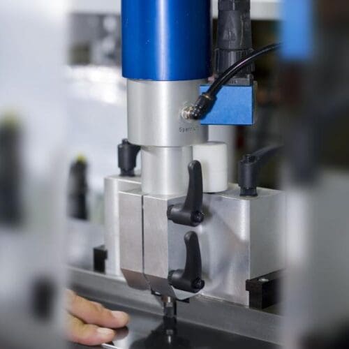 Visokofrekvenčno vreteno rotacisjkega gravirnega stroja